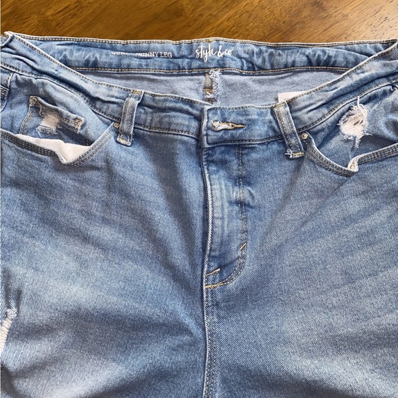 Style & Co Curvy-Fit Skinny Leg Jeans Light Blue Wash Size 12 Distressed Frayed - Picture 3 of 5